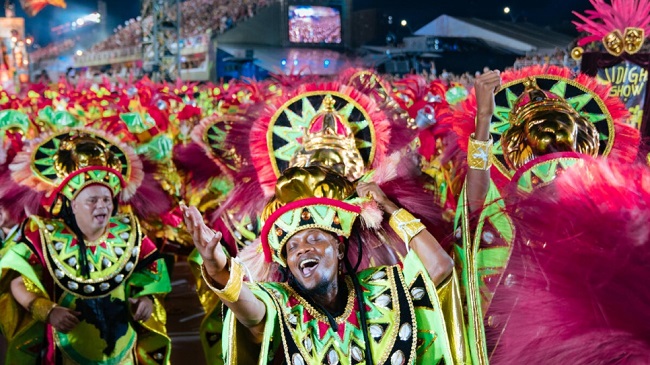 Como invitados especiales de la escuela de samba Salgueiro, algunas personas refugiadas hicieron gala de sus habilidades dancísticas en el Carnaval Río de Janeiro.