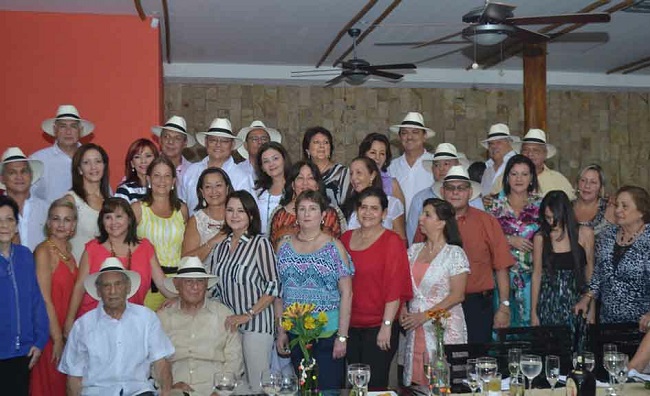 Tio “Pompo” fue muy especial con sus sobrinos los González Pinedo, Campo González, Pimienta González, y González Gómez. En la gráfica con algunos de ellos, en la celebración de sus 90 años.