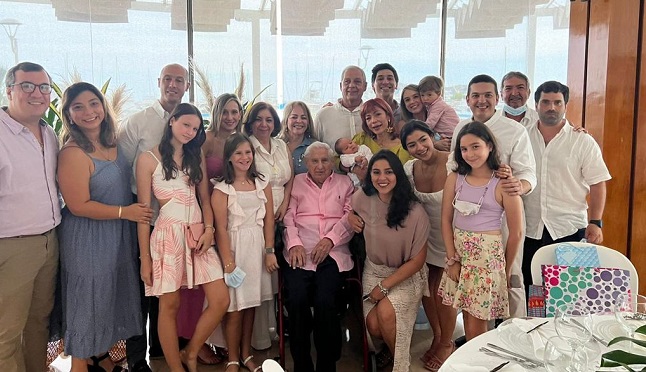 Para festejar sus 99 años se reunieron sus hijos, nietos, bisnietos y familiares agasajando a uno de los miembros más querido de la familia González Vives.