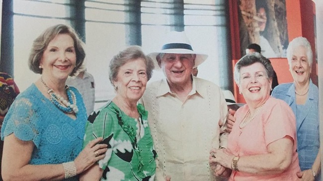 Con sus cuñadas Beatriz Gutiérrez de Vives, Rosita Lacouture de Vives, Beatriz Lacouture de Vives y Elsy María Lacouture de Vives, en los 90 años de “Pompo”.