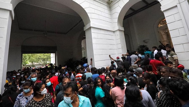 Las multitudes acuden para echar un vistazo al palacio del presidente en Colombo, Sri Lanka.