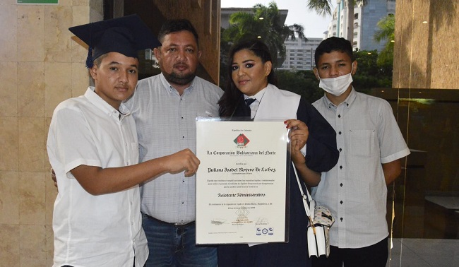 Yuliana Royero de la Hoz junto a Stifler González, Jesús González y Stifler González.