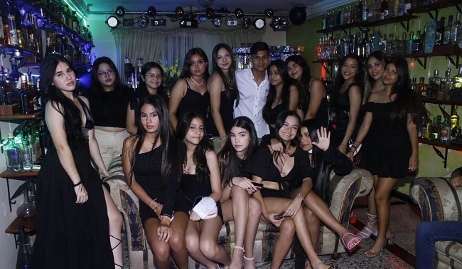 El agasajado disfrutó de su cumpleaños acompañado de varias de sus amigas.