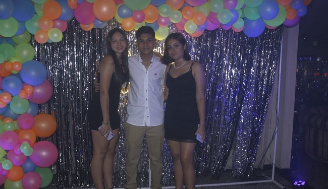 El quinceañero acompañado de Valentina Rodríguez y Sofía Pérez.