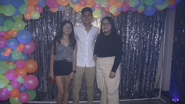 El cumplimentado con Mariana Lara y Marcia Lara.