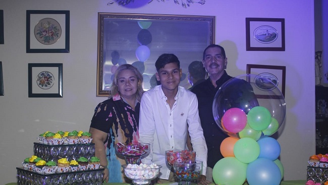 Andrés junto a sus papás, Marta Lara y Marcos Donado.
