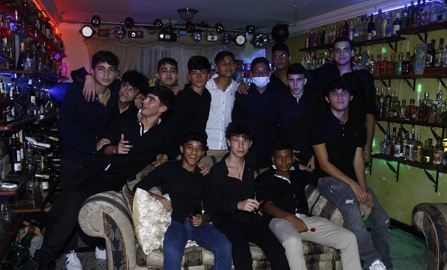 El cumplimentado festejó junto a sus amigos, quienes vistieron atuendos color negro.