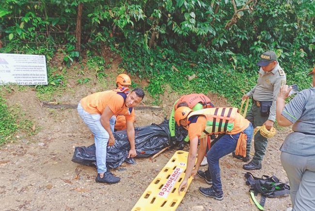 El cadáver fue llevado hasta la orilla donde fue realizada la inspección por la Policía.