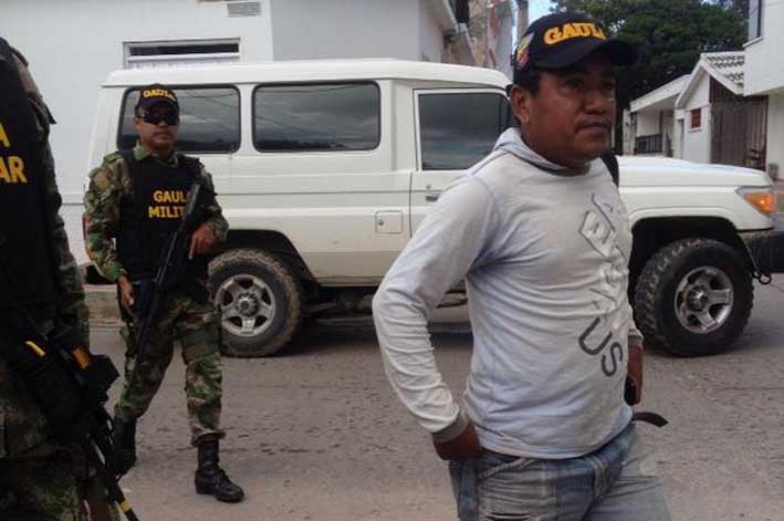 Uno de los cuatro liberados momentos en que eran devueltos a la libertad. Foto: @BETTYPERIODISTA