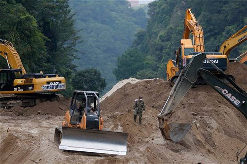 Las excavadoras mueven la tierra por cuarto día consecutivo en busca de víctimas del alud de lodo fatal en Cambray en Santa Catarina Pinula, en las afueras de la ciudad de Guatemala, el lunes 5 de octubre de 2015. Moises Castillo Foto AP