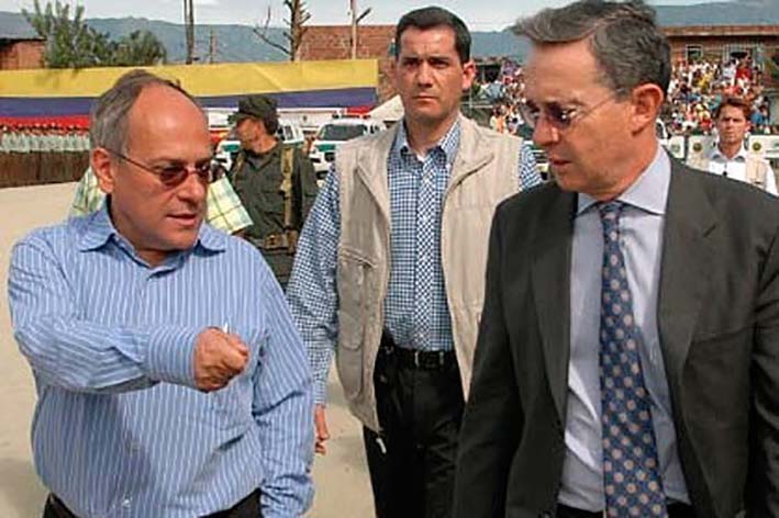 Así mismo desde el Centro Democrático han arremetido en contra del fiscal Eduardo Montealegre por la decisión del ente acusador de compulsar copias a la Corte Suprema de Justicia para que se investigue al senador Álvaro Uribe