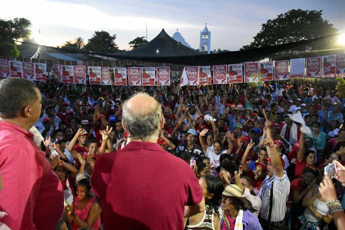 El candidato Joaquín Vives Pérez fue, aclamado en cada encuentro con sus votantes.