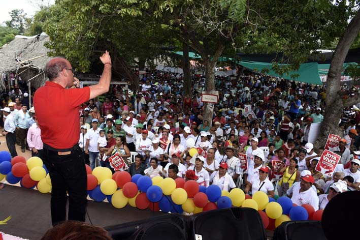 El candidato JotaVives Pérez, con todo los habitantes del municipio de Guamal.