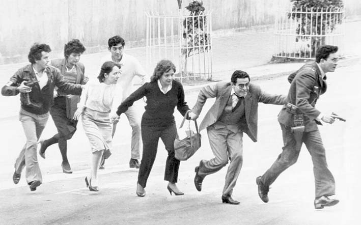 El asaltó del M-19, que comenzó el 6 de noviembre, terminó al día siguiente con una “desproporcionada operación” militar, según determinó la Comisión de la Verdad que investigó los hechos años después. Tres décadas después, uno de los acontecimientos más dramáticos de la historia del conflicto armado que vive este país, muchas familias siguen buscando a sus desaparecidos y reclamando justicia.