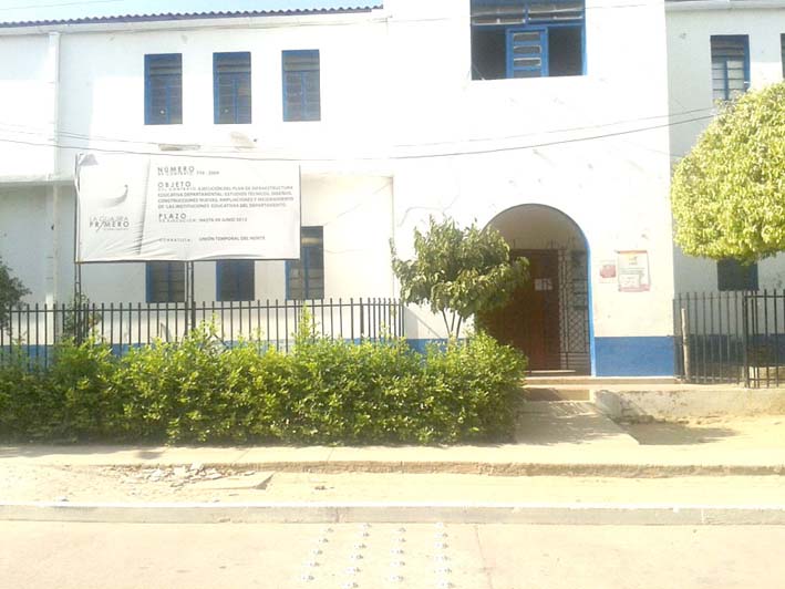 Esta es la Escuela María Inmaculada, donde hay estudiantes que se reúnen para enfrentarse con otros.