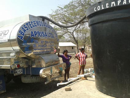 En carrotanques, la Administración Municipal de Fonseca lleva agua potable de manera gratuita a las zonas rurales del ente territorial.