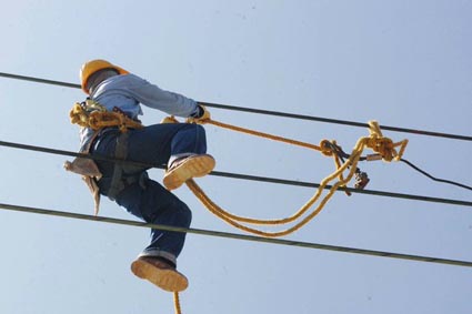 El mandatario anunció que los edificios del Gobierno apagarán las luces a las 6 de la tarde y que deberán ahorrar el 10% de su consumo.