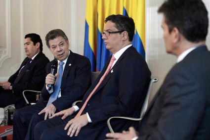 El presidente Santos explica al director de la DIAN, Santiago Rojas y al presidente de Analdex, Javier Díaz, bondades del Estatuto Tributario.