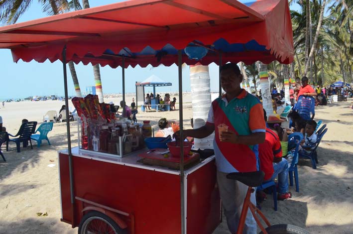 Eliecer Chávez tiene su cevichería en la playa desde hace 23 años, y se considera uno de los mejores cocteleros de Riohacha.