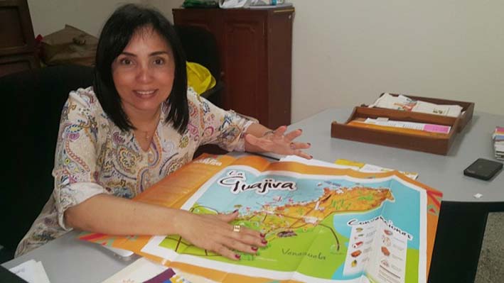 Victoria Ariza Hinojosa, directora de Turismo Departamental, mientras muestra lo que podría ser Plan de Desarrollo Turístico Rural