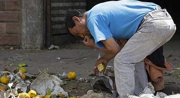 Entre la basura, muchos venezolanos buscan que comer.