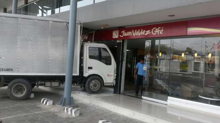 Chofer choca su furgón contra establecimiento comercial.