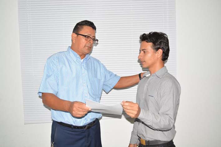 El alumno de tercer semestre del programa Técnico en Mantenimiento de Sistemas Informáticos Andrés Jair Durán Prada, resultó elegido como representante de los estudiantes y tendrá una silla en el Consejo Directivo del Infotep de Ciénaga durante el periodo 2016 - 2020.