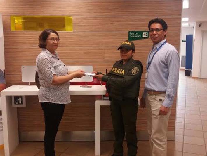 Patullera de la Policía en Fonseca  recupera y entrega  dinero perdido.