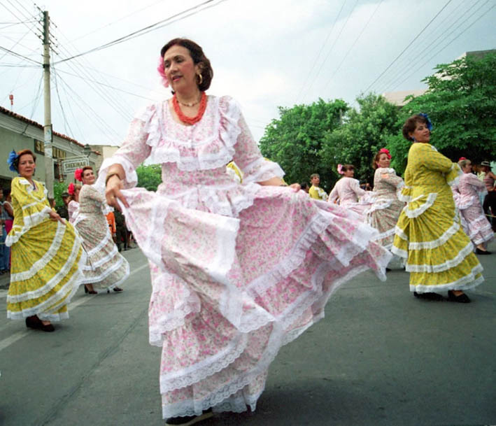 Consuelo Araujo noguera vestida de pilonera.