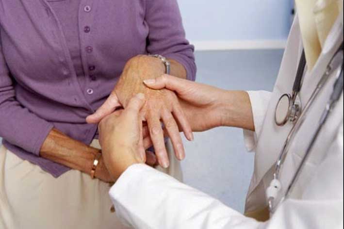 La artritis afecta con mayor incidencia a las mujeres, en una proporción de tres féminas por cada hombre, entre las edades comprendidas de 30 a 50 años.