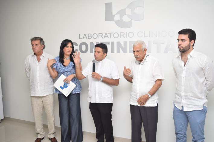 Bendición del cura Erwin Rodríguez, Edgardo Zambrano, Alexa Amastha, Luis Amastha, Luis Zambrano.