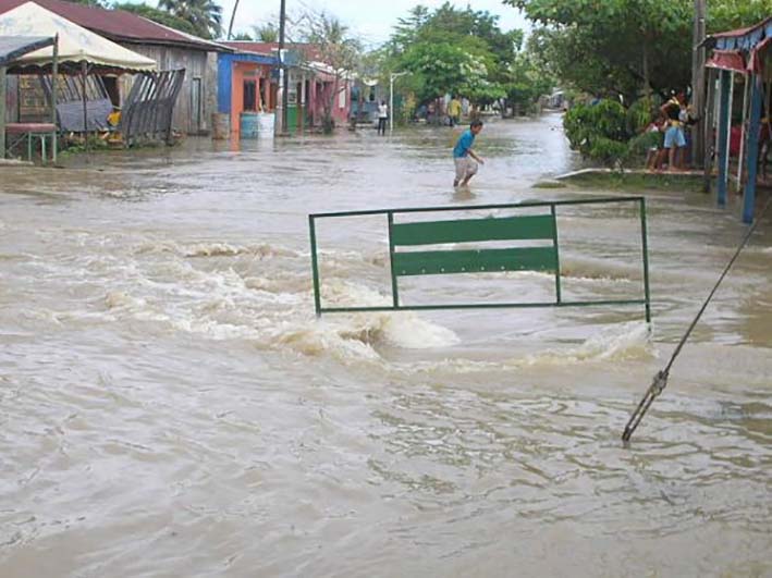 Los fuertes aguaceros han causado inundaciones en diferentes barrios.