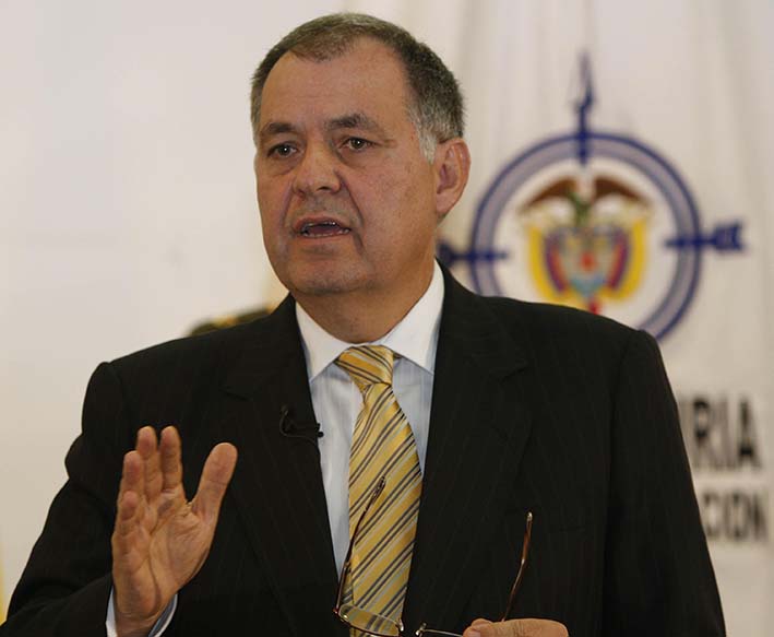 El partido centro Democratico y su maximo dirigente Álvaro Uribe Velez han tenido extrecha relación con Ordóñez.
