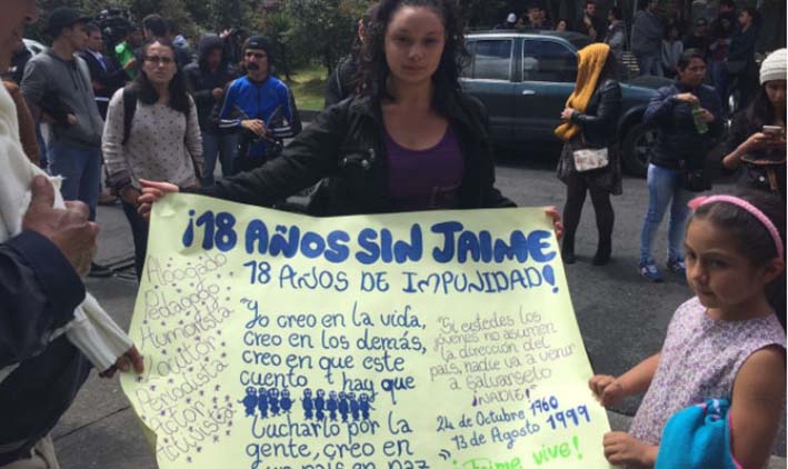 Su hermana Marisol y varios jóvenes se acercaron una vez más a la conocida esquina del barrio Quinta Paredes.