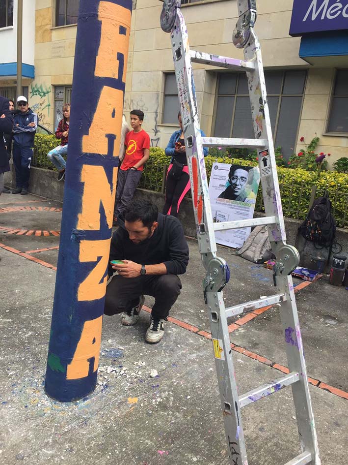 Varios ciudadanos asistieron al lugar con carteles y fotos, mientras con pintura dibujaban la palabra esperanza sobre el poste ubicado en la esquina donde fue asesinado Jaime Garzón.