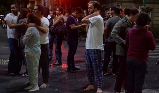 Habitantes de Ciudad de México salen a la calle tras sentir fuerte sismo. Foto: Luis Pérez / AFP
