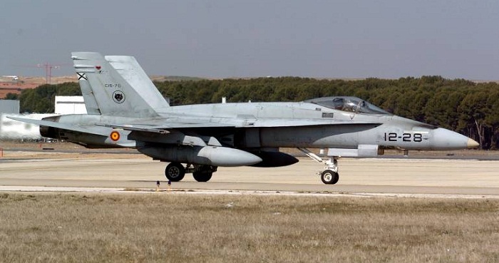Avión de combate Eurofigther sobre la pista a punto de despegar en la base de Torrejón de Ardoz. Agencia EFE