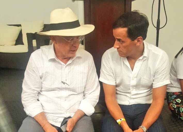 Expresidente y senador Álvaro Uribe Vélez, sentado con el precandidato y líder del No en el plebiscito, Rafael Nieto Loaiza, a quienes se les ve así de cercanos últimamente.