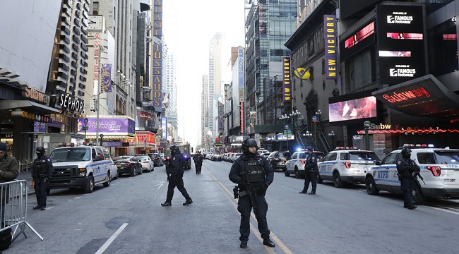 Agentes de policía vigilan en las inmediaciones de la terminal de autobuses de la Autoridad del Puerto en Nueva York (Estados Unidos). EFE
