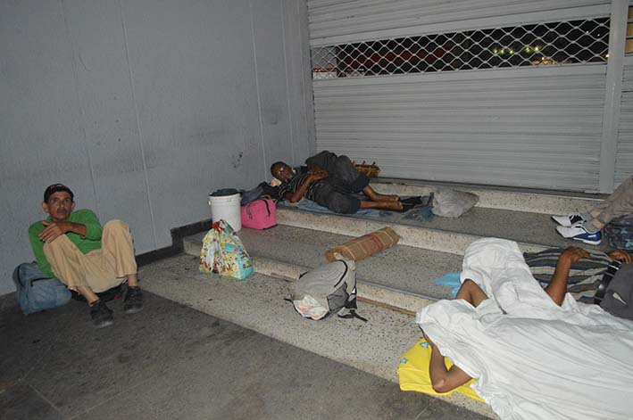 Los venezolanos duermen en las calles de Maicao, no tienen dinero para pagar un hotel.
