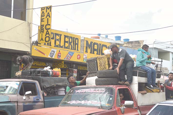 Los carros llegan cargados de mercancía a Maicao y allí comienzan su distribución por los diferentes sectores de la ciudad.