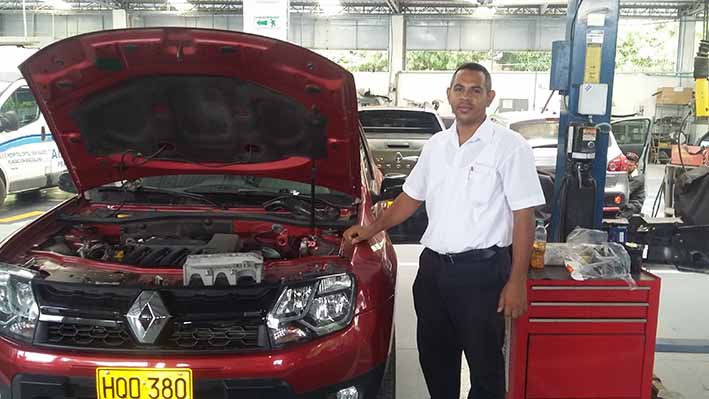 Johan González, jefe del área de mecánica del concesionario Tayrona Automotriz en Santa Marta.