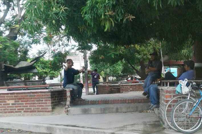 El parque de La Virgencita en Fonseca  se ha convertido en el sitio predilecto para los drogadictos y trabajadoras sociales.