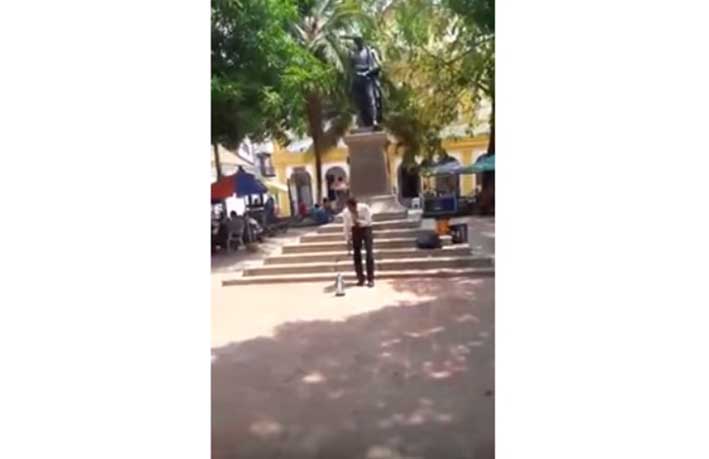  Captura de video del pastor protestante que desbarató una representación de la Virgen del Carmen con un martillo.
