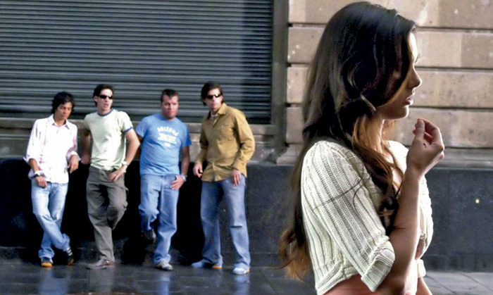 Todo tipo de frases lanzan los hombres a sus ‘musas’ en las calles.