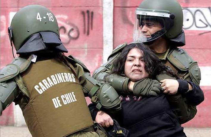 Informe de DD.HH. denuncia la "violencia" policial y contra mujeres en Chile