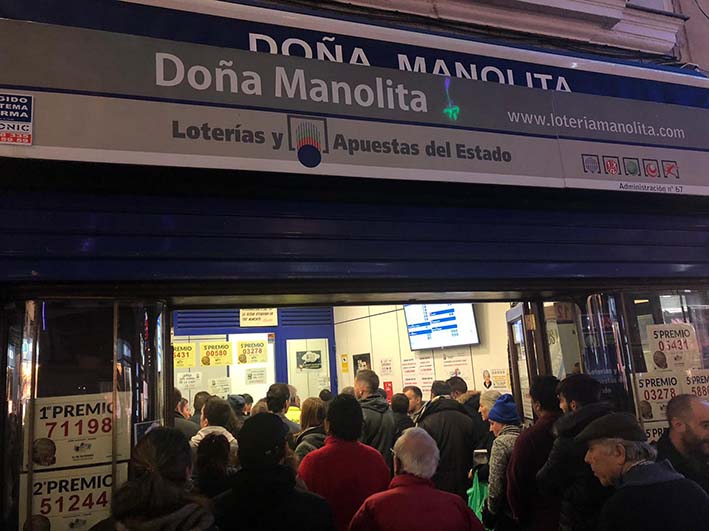 La fila que se forma a las afueras del mítico local de apuestas Doña Manolita, donde según los españoles siempre caer uno de los premios grandes del Gordo.