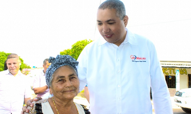 El alcalde de Maicao José Carlos Molina, sigue inspeccionado la obra que trata de iluminar el barrio y con ello, brindarle seguridad a los moradores.