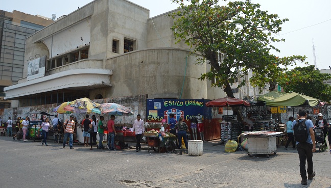 Entes encargados de la remodelación del emblemático Teatro Santa Marta le exigen a la Alcaldía Distrital, la reubicación de los vendedores ambulantes de alrededor del recinto antes de su terminación.