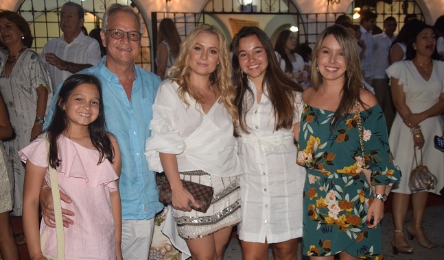 Margarita Rosa Monroy Vives, recibió el sacramento de la confirmación, acompañada de sus padres Rafael Monroy, Verónica Vives, Manuela Monroy y Cristina Solano.